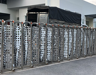 CỔNG XẾP INOX KÉO TAY