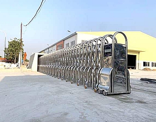 CỔNG XẾP ĐIỆN CÓ RAY CHẠY ĐIỆN